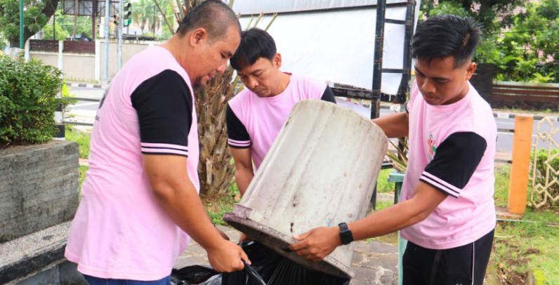 Kegiatan Jum’at Bersih yang digelar di Islamic Center Nusa Tenggara Barat.